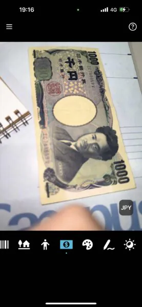 千円紙幣を認識させている